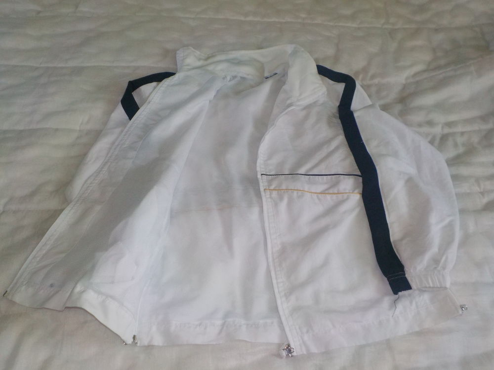 Veste de jogging 
Vêtements