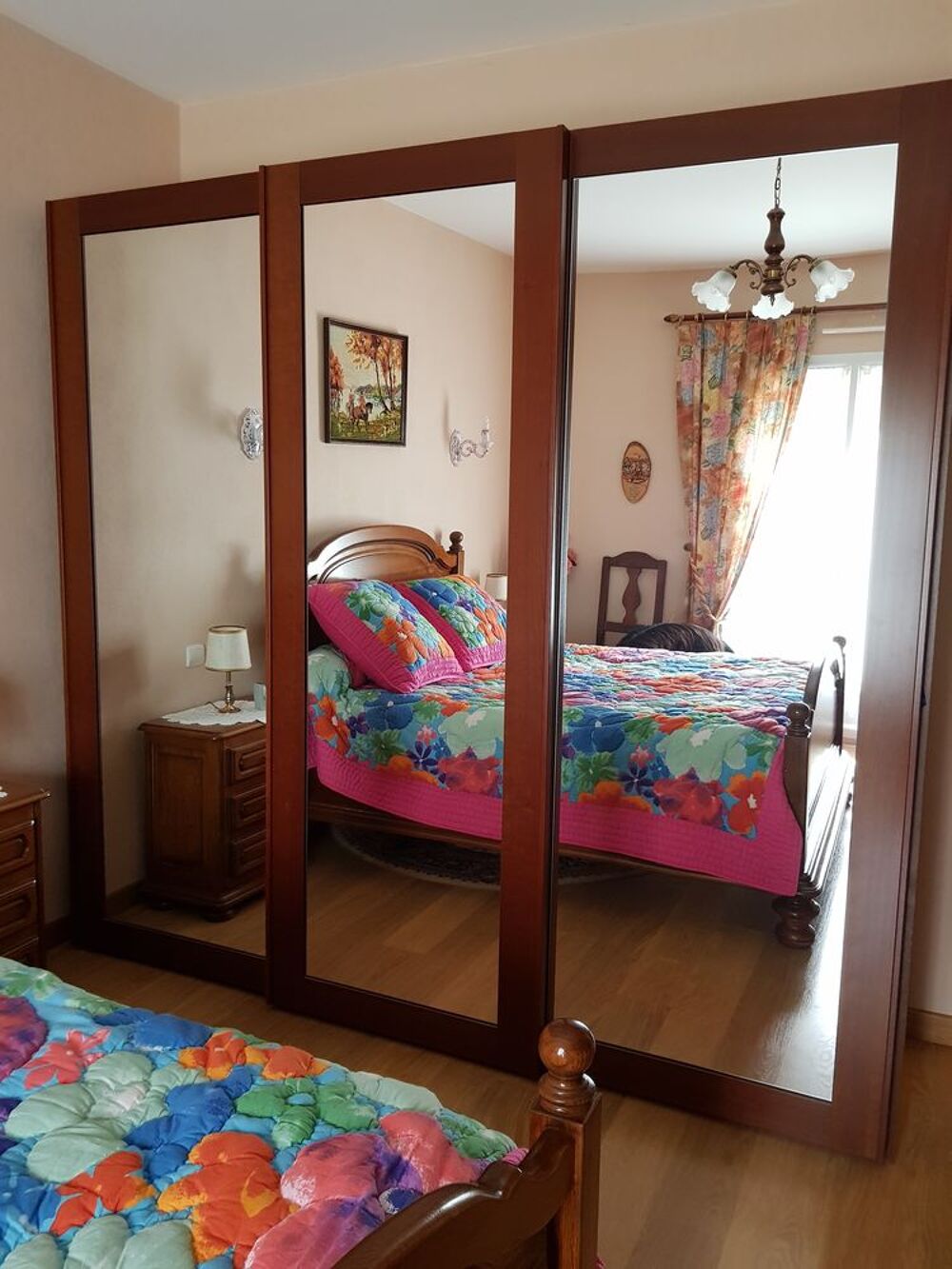 Armoires grandes et petites 
Couleur fonce claire blanc 
Meubles