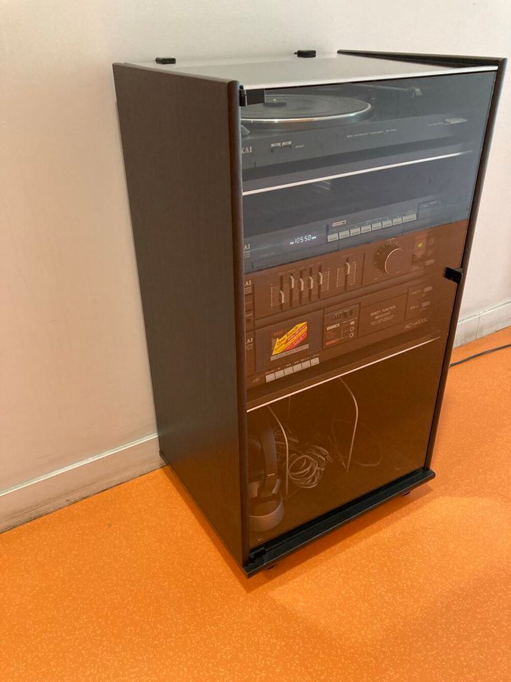 platine tourne disque et cha&icirc;ne st&eacute;r&eacute;o. Meubles
