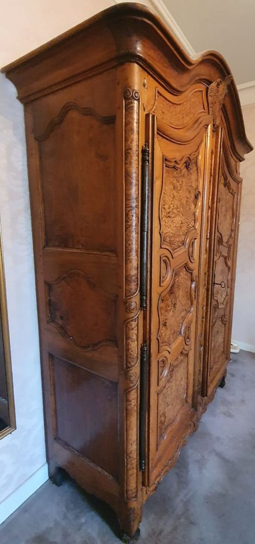 Rare armoire bressane en parfait &eacute;tat chapeau de gendarme. Meubles