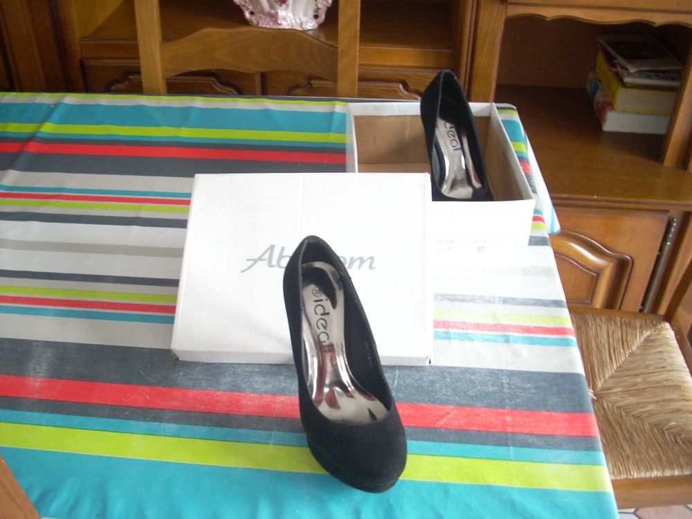 Escarpin noir en daim 38 femme . Chaussures