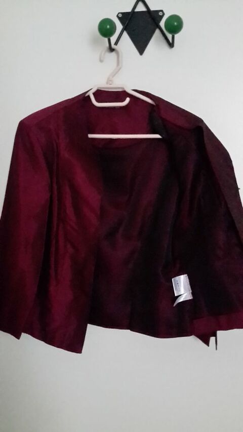 Veste l�g�re cintr�e d'un bordeaux chatoyant 19 Tourcoing (59)