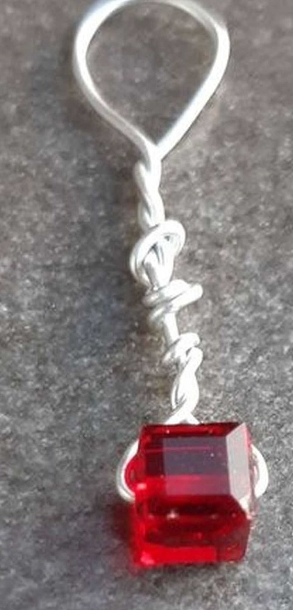 pendentif cube spinelle rouge profond Bijoux et montres