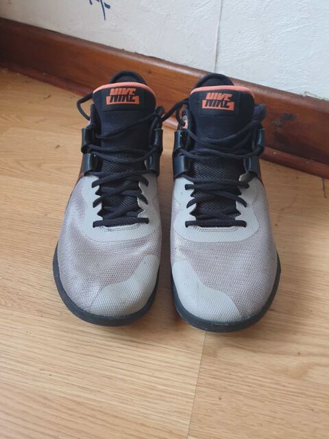 paire de chaussures NIKE taille 45 40 Volvic (63)