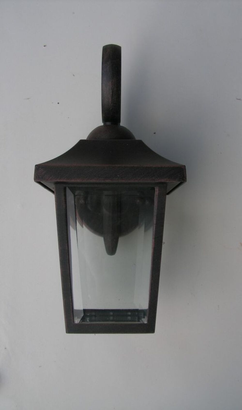 Lampe ext&eacute;rieure neuve
Jardin
