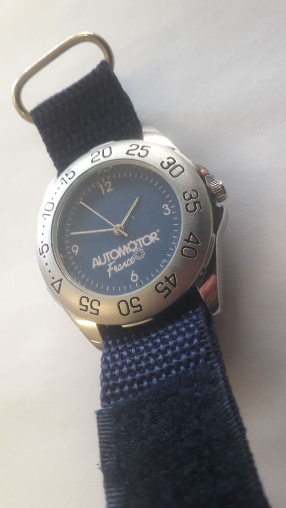 LOT DE 8 MONTRES MARQUES DIVERSES Bijoux et montres