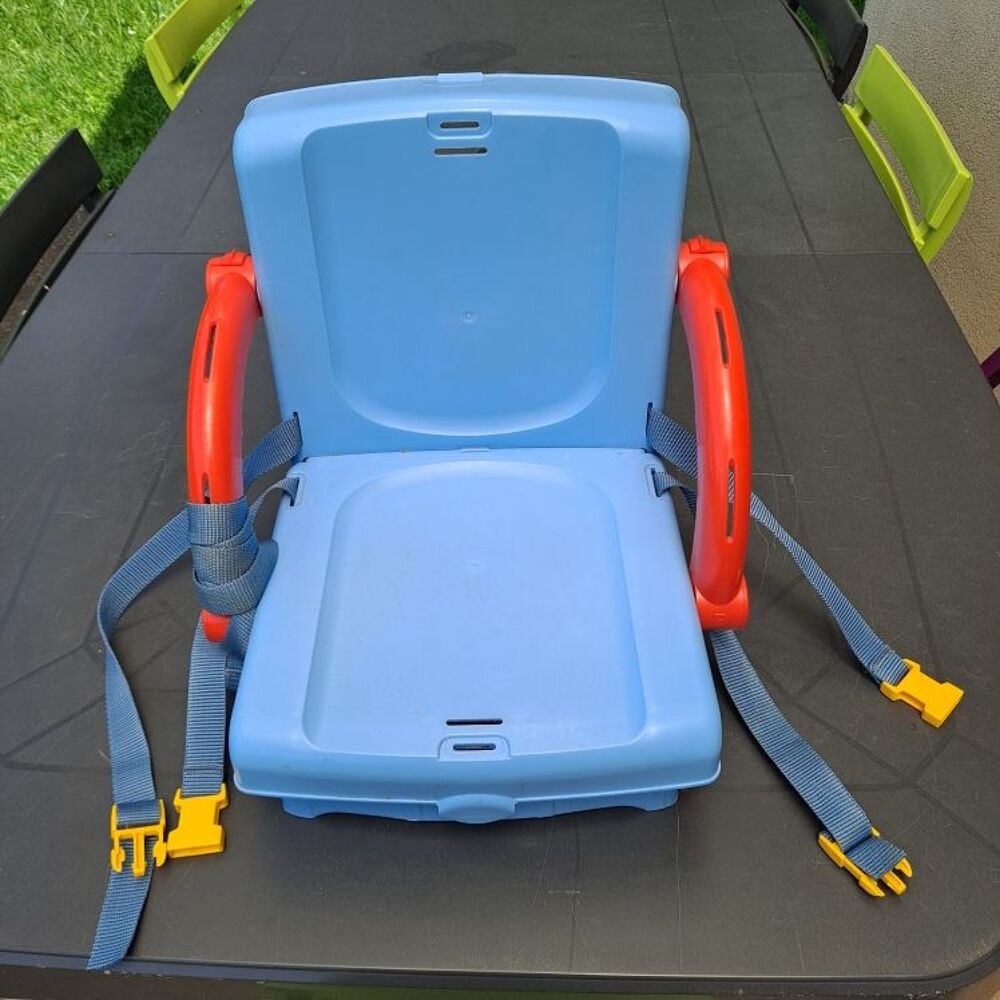 Si&egrave;ge b&eacute;b&eacute; avec attaches de s&eacute;curit&eacute; + accessoires divers Puériculture