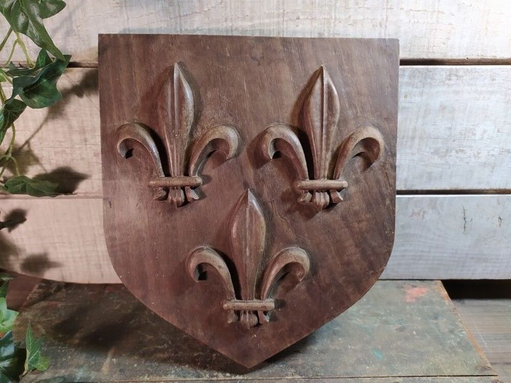 Ancien Blason Fleurs de Lys Bois Sculpt&eacute;. Décoration