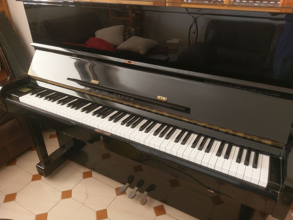 D'UN PIANO DROIT SAMICK NON UTILISE Instruments de musique