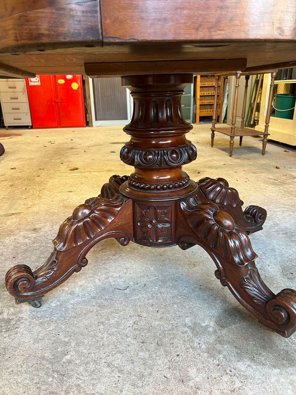 Table du milieu en acajou e placage d'acajou mouchet&eacute;, plate Meubles