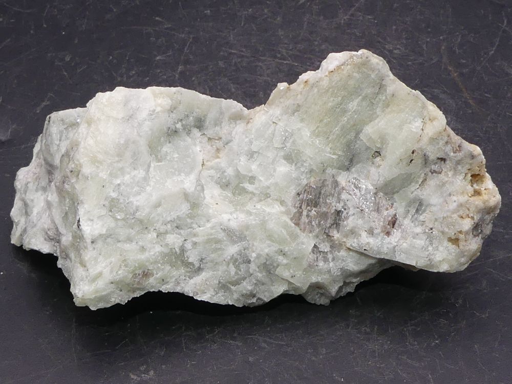 Scapolite ( vive fluorescence sous UV longs ) Qu&eacute;bec 