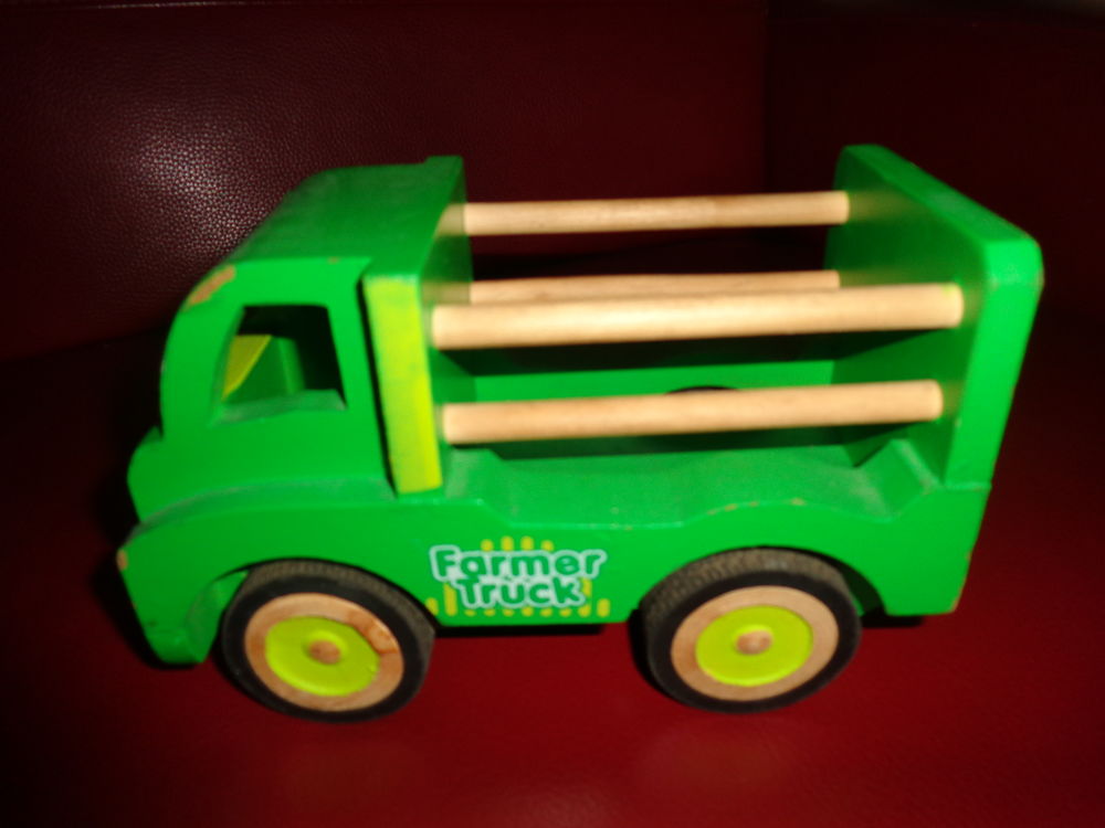camions plastique et bois Jeux / jouets