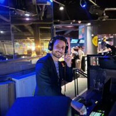   Dj pro et animateur 100 % a la demande du client 