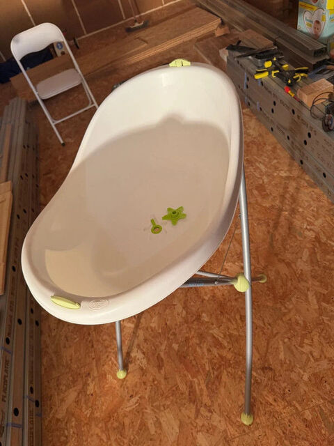 Baignoire
Baignoire plastique sur pieds mtalliques
Prfre 10 Troyes (10)