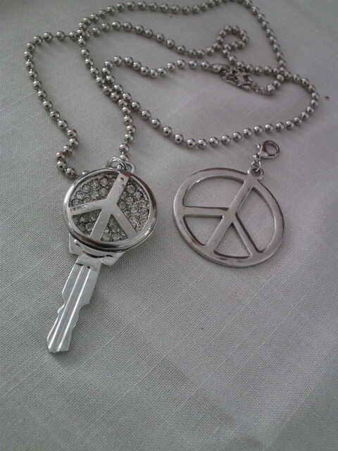 Parure sautoir porte cl�s signe paix N�1100
5 Beaune (21)