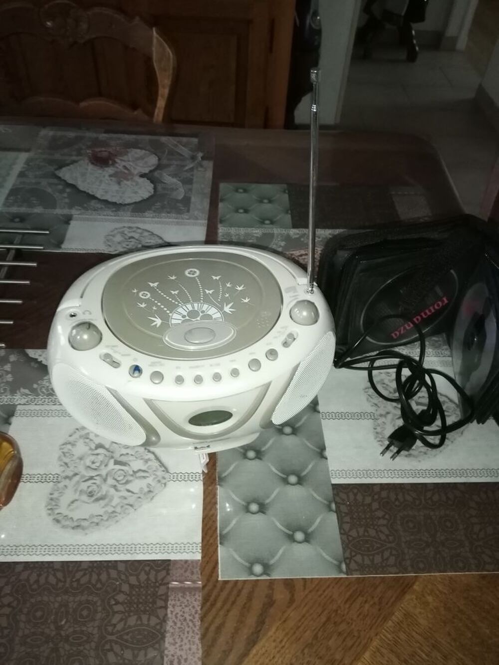 Poste radio st&eacute;r&eacute;o CD &eacute;lectrique ou piles avec 14 CD ann&eacute;e
Electroménager