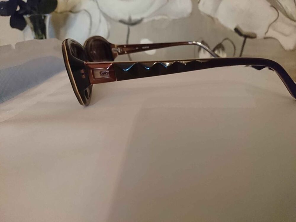 Tr&egrave;s belle lunette Guess solaire Bijoux et montres