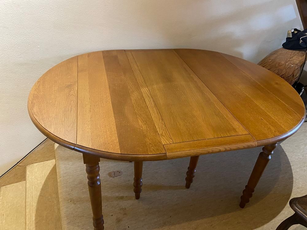 table chene massif avec 6 rallonges 
comme neuve 4.50 Meubles