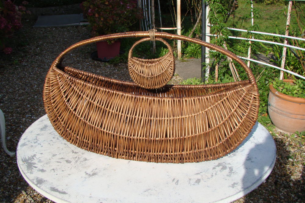 Grand panier en osier (long. 73 cm) + son petit panier Décoration