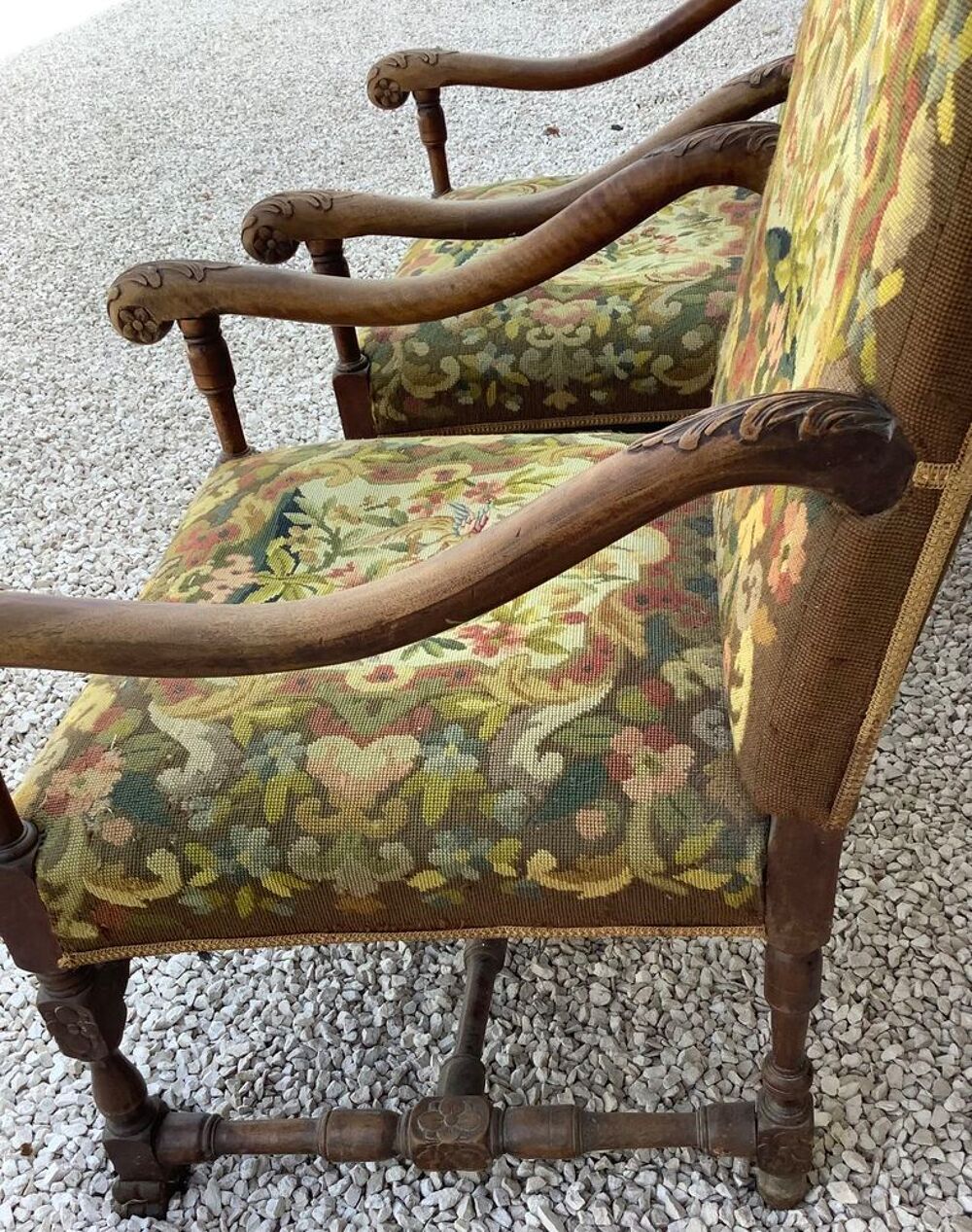 Une belle paire de fauteuils du style Louis XIII Meubles