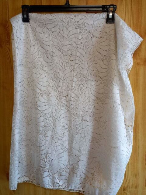 Un coupon de rideau blanc 5 Villiers (86)