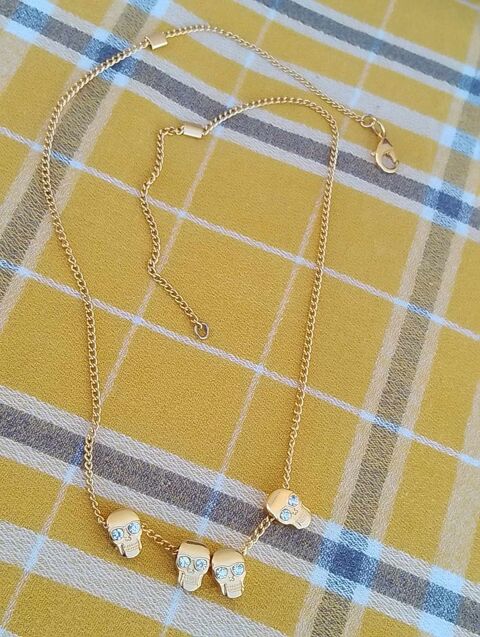 Collier Sautoir Fantaisie avec 4 Pendentifs   Tte de mort   10 La Fert-Alais (91)