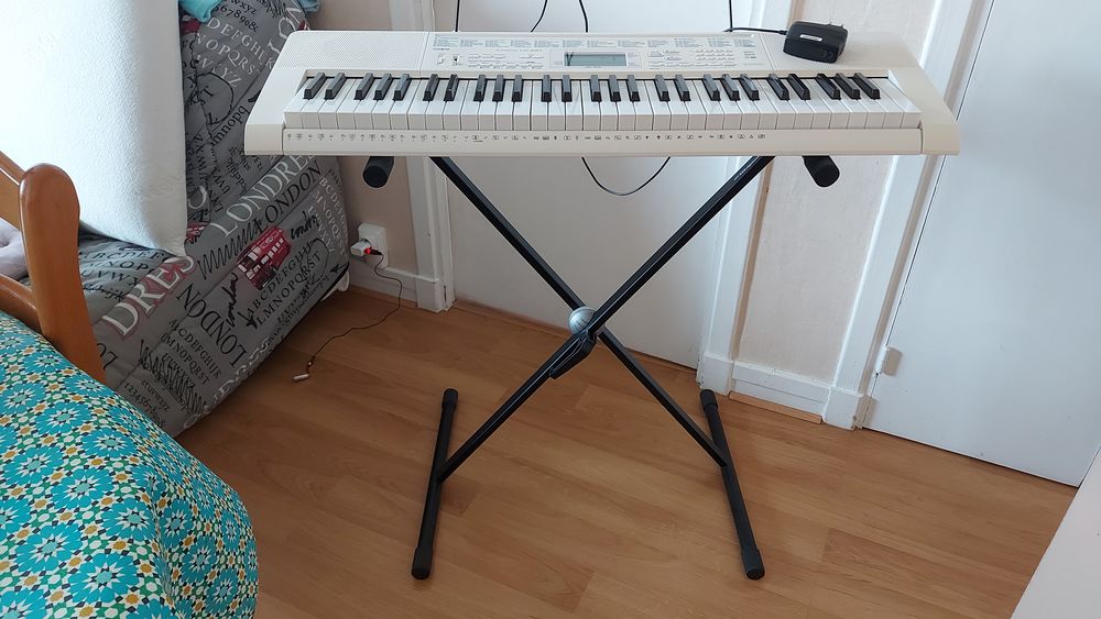 synth&eacute;tiseur de marque Casio Instruments de musique