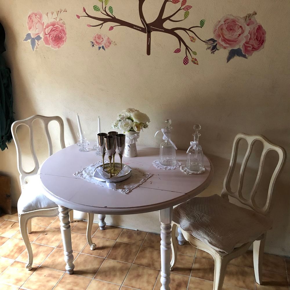 table ronde et deux chaises Meubles