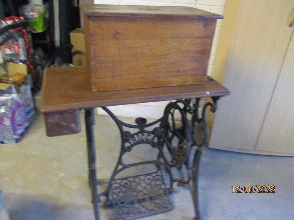 Machine a coudre ancienne de Marque Frigga Meubles