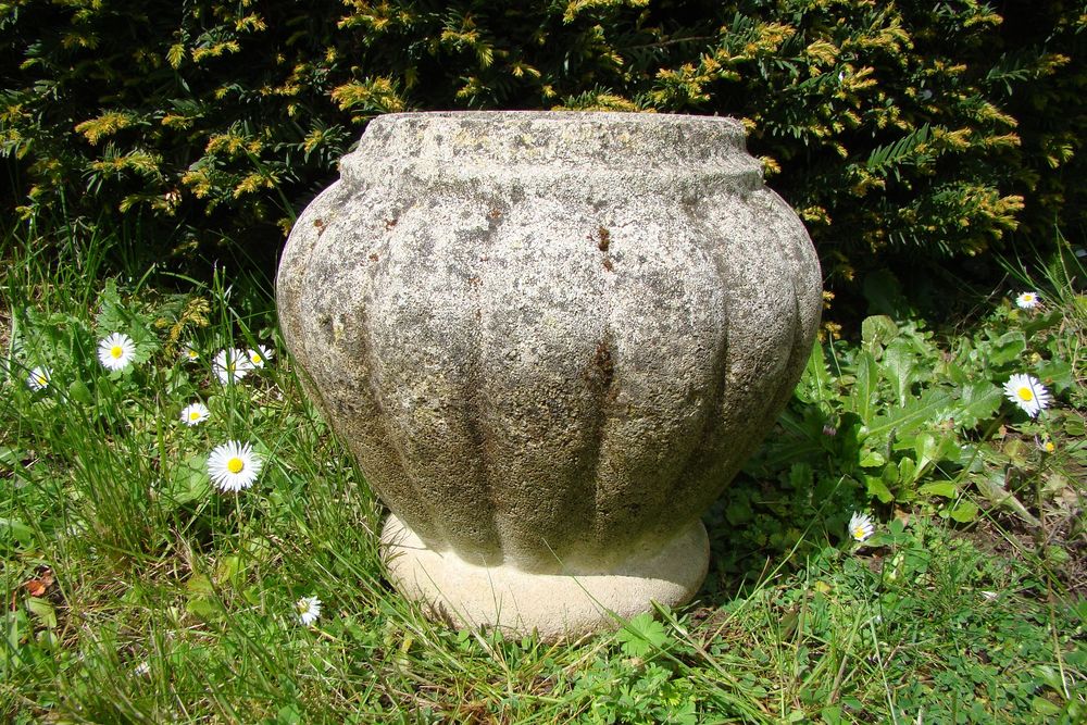 Ancienne jardini&egrave;re en pierre 
Jardin