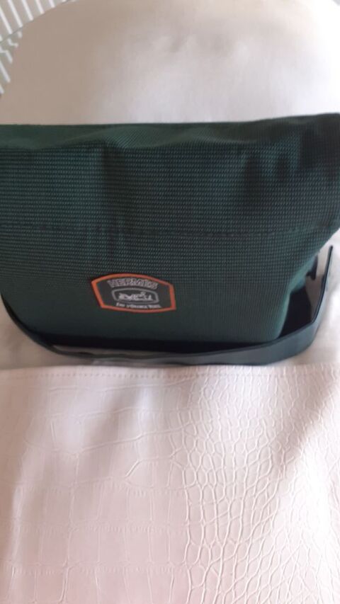 TROUSSE DE TOILETTE  HERM�S  NEUVE 27 Le Cannet (06)