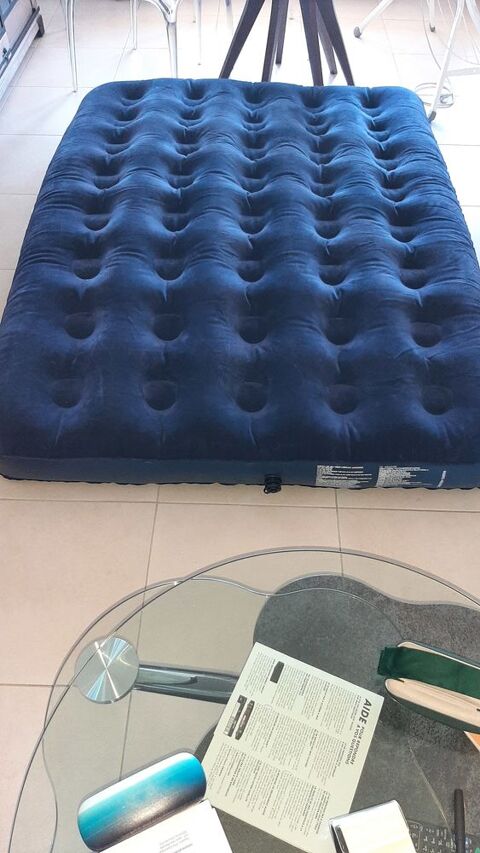 Matelas pneumatique bi-place + gonfleur La Ciotat (13)