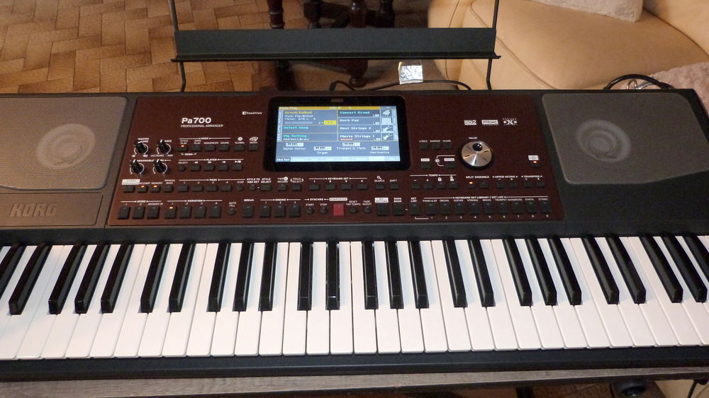 synth&eacute;tiseur arrangeur : KORG PA 700 Instruments de musique