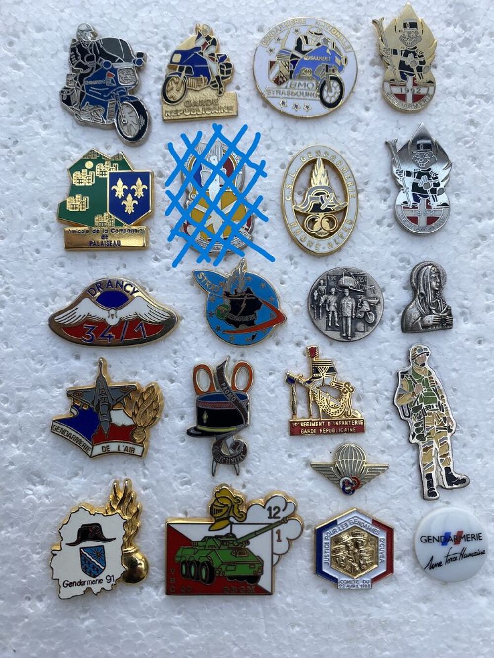 divers pin's de la Gendarmerie.... 