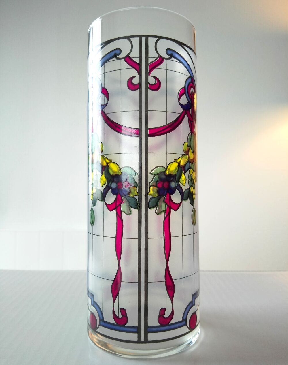 Vase en verre transparent &agrave; motif vitrail multicolore TBE Décoration