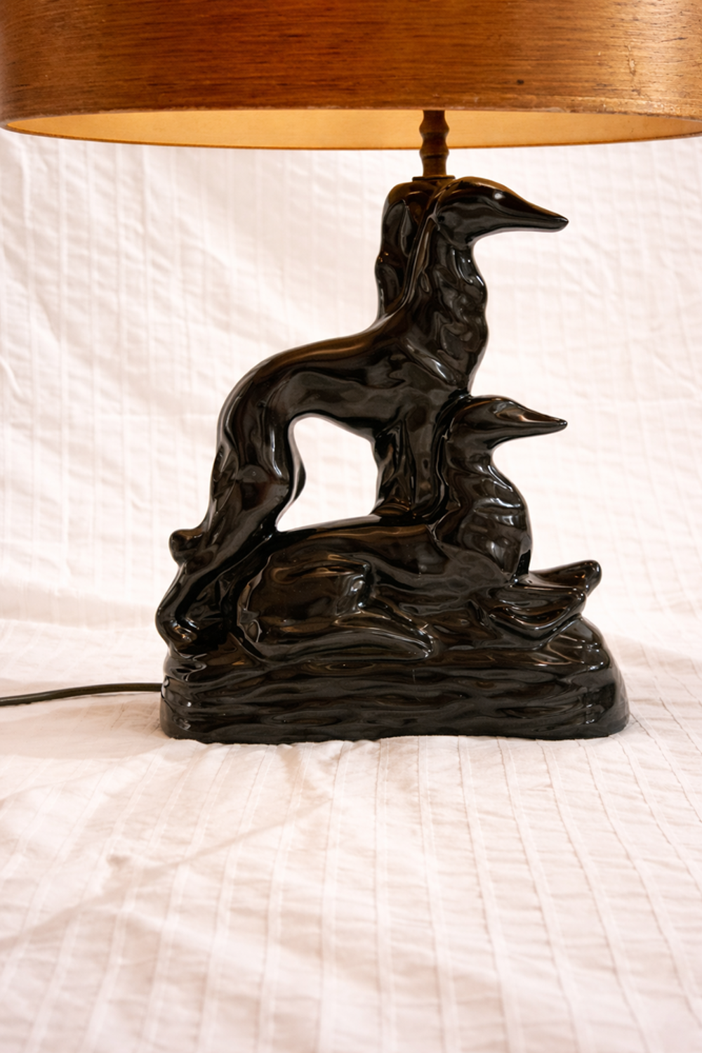 Lampe Art D&eacute;co L&eacute;vriers Pied sculpt&eacute; abat-jour dor&eacute; Décoration