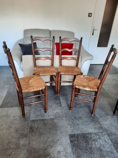 Lot de 4 chaises avec assise en paille. Aix-les-Bains (73)