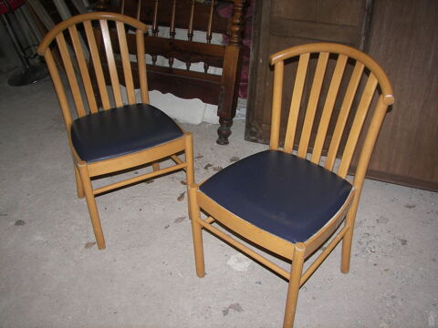 2 chaises bois 15 Roquefort-les-Pins (06)
