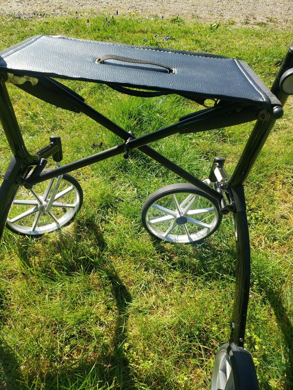 D&eacute;ambulateur TRUST pliable 4 roues freins plateau d'assise Meubles