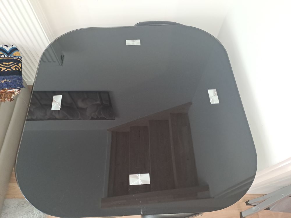 Table noire en verre robuste avec 4 chaises encastr&eacute;s Meubles