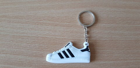 porte clé basket sneakers Adidas superstar blanc 
3 Carnon Plage (34)