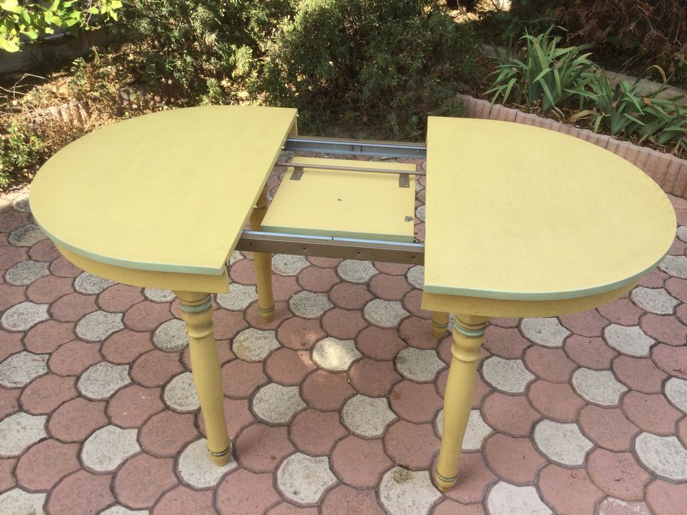 TABLE OVALE AVEC 4 Chaises Meubles
