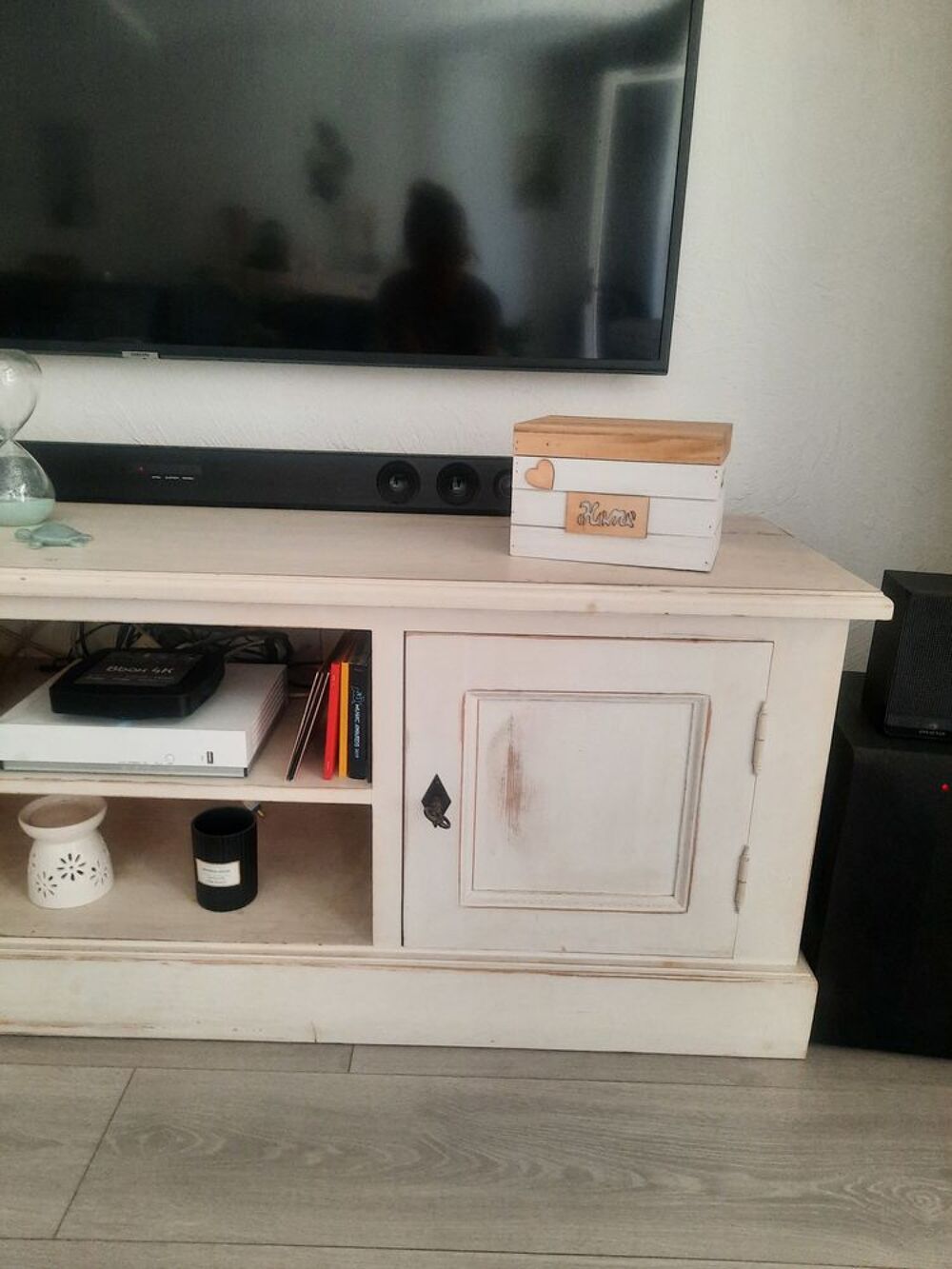 Meuble t&eacute;l&eacute; en bois blanc vieilli Meubles