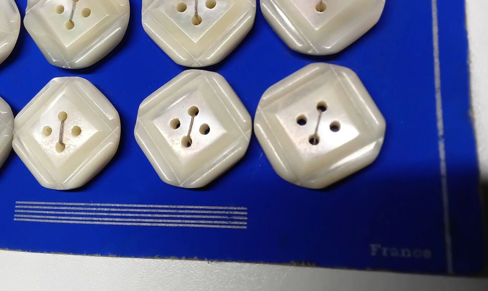 24 boutons mercerie vintage nacre v&eacute;ritable " GRAND CHIC" Maroquinerie