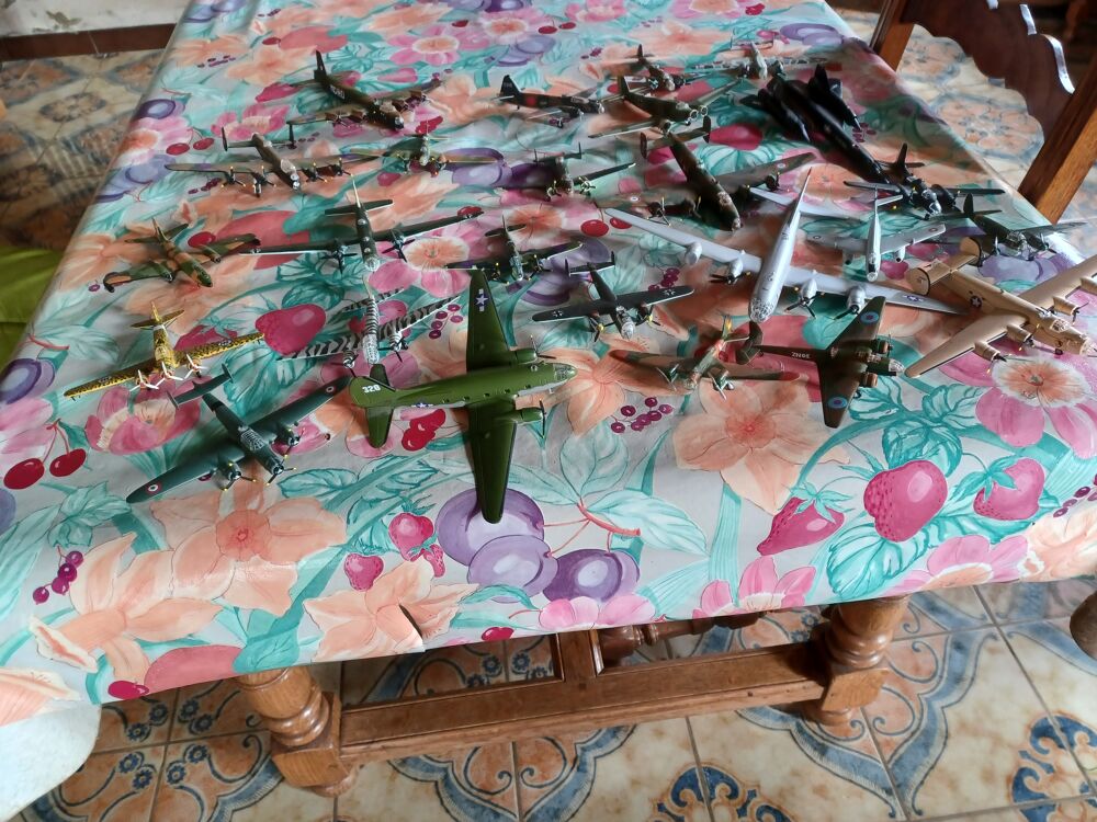 collection de livres sur l'aviation et des maquettes d'avion 