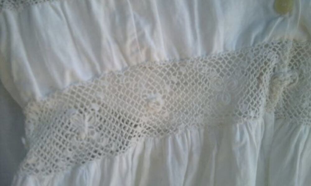 robe dentelle brod&eacute;e main Vêtements