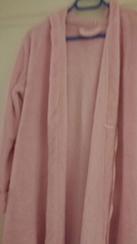 PEIGNOIR AVEC CAPUCHE ROSE ETAM (N� 422)
TAILLE M 15 Triel-sur-Seine (78)