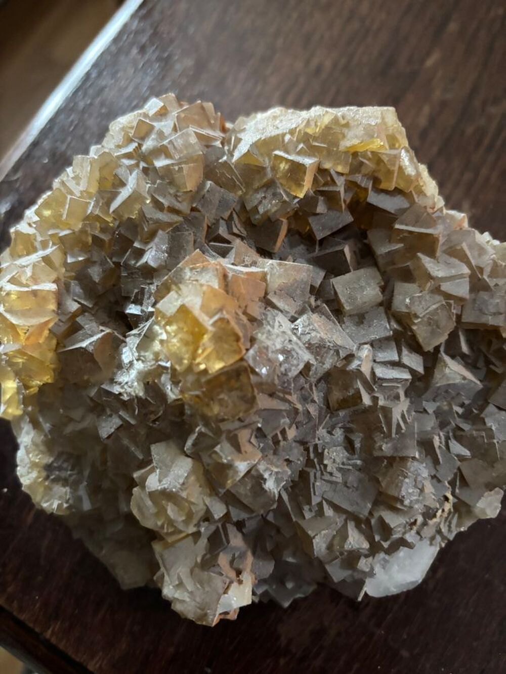  SPECIMEN DE FLUORITE JAUNE AVEC CRISTAUX CUBIQUES 
