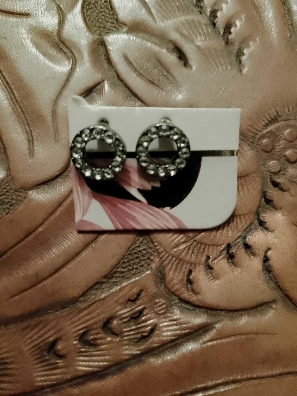 boucles d'oreilles en Strass translucides sur m&eacute;tal argent&eacute;. Bijoux et montres