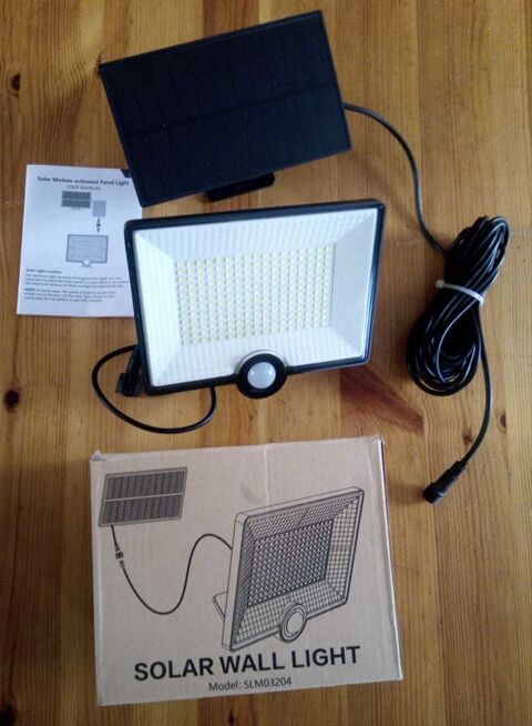 Spot lampe LED blanche solaire réglable avec accessoires, à  fixer. Sur Amiens Rivery. 15 € Amiens (80)